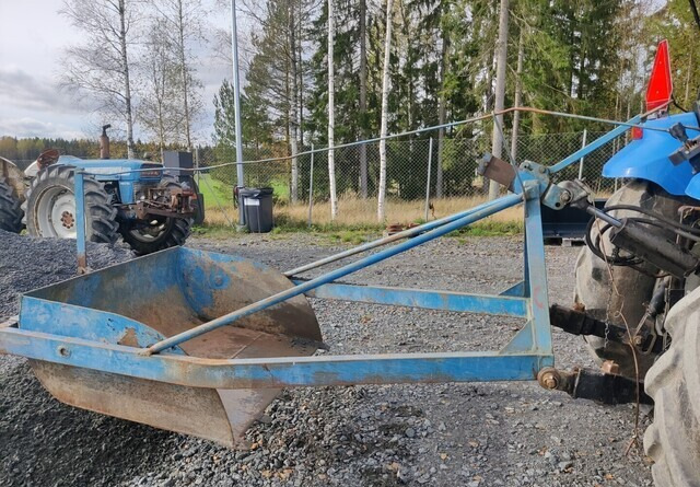 Кофа за Трактор Maansiirtokauha 120cm traktoriin - VIDEO: снимка 9 Кофа за Трактор Maansiirtokauha 120cm traktoriin - VIDEO: снимка 9