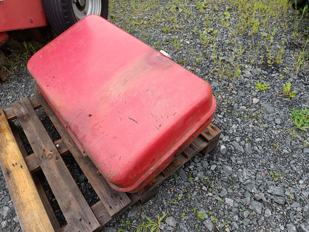 Sampo 410 polttoainetankki - Резервоар за гориво за Зърнокомбайн: снимка 1 Sampo 410 polttoainetankki - Резервоар за гориво за Зърнокомбайн: снимка 1