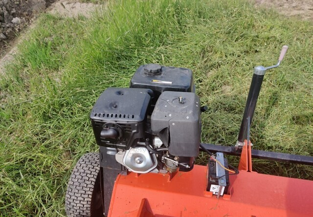 Tarmo ATV120 kesantomurskain - VIDEO - Косачка-шредер: снимка 4 Tarmo ATV120 kesantomurskain - VIDEO - Косачка-шредер: снимка 4