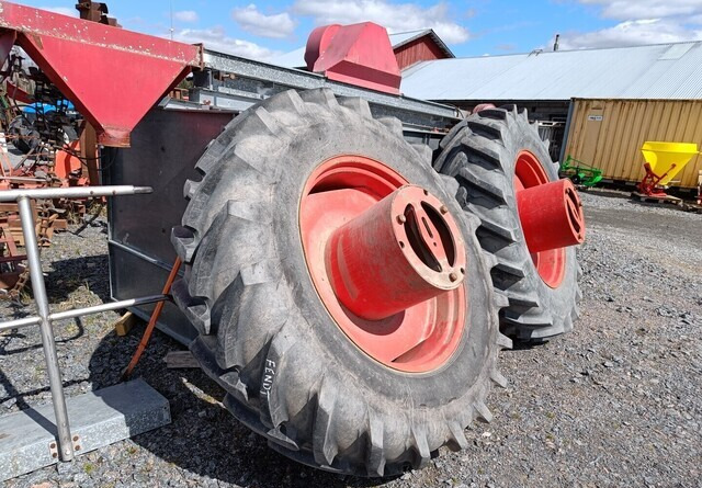 Taurus Paripyörät 18.4R38 todella hyväkuntoiset Fendt Farmer 312LSA sopivat - Комплект колела за Селскостопанска техника: снимка 3 Taurus Paripyörät 18.4R38 todella hyväkuntoiset Fendt Farmer 312LSA sopivat - Комплект колела за Селскостопанска техника: снимка 3