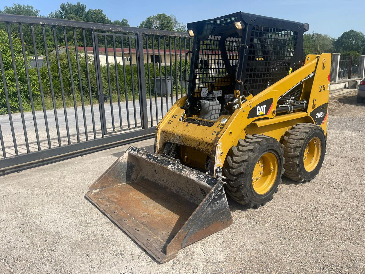 CATERPILLAR 216B3 - Мини челен товарач: снимка 1 CATERPILLAR 216B3 - Мини челен товарач: снимка 1