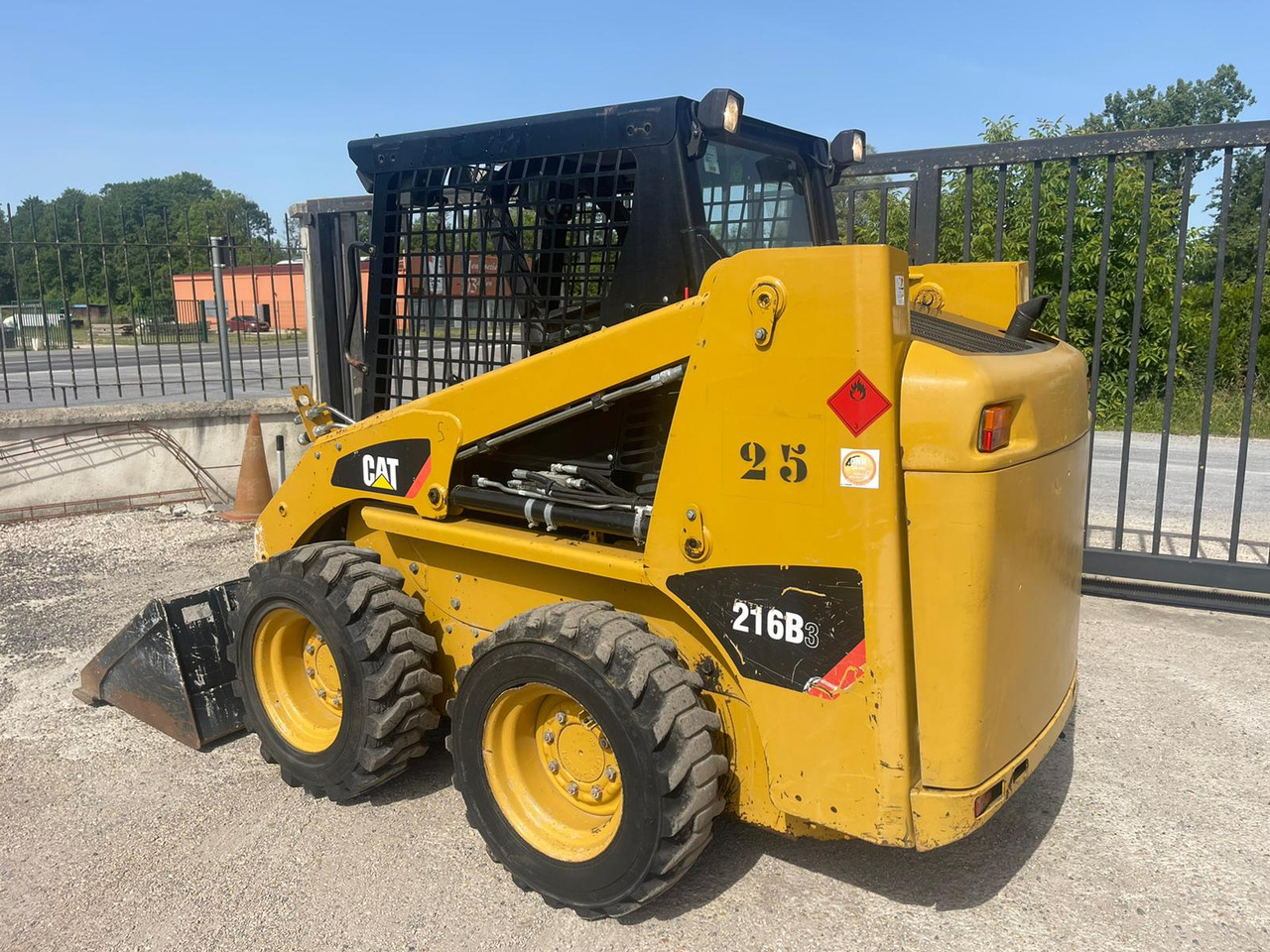 CATERPILLAR 216B3 - Мини челен товарач: снимка 2 CATERPILLAR 216B3 - Мини челен товарач: снимка 2