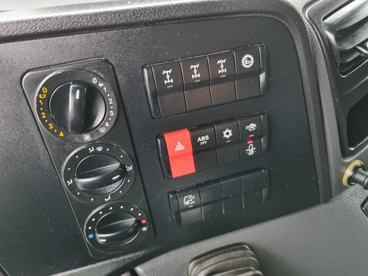 MERCEDES-BENZ ATEGO 1323 4x4 ABROLKIPPER - Мултилифт с кука камион: снимка 3 MERCEDES-BENZ ATEGO 1323 4x4 ABROLKIPPER - Мултилифт с кука камион: снимка 3