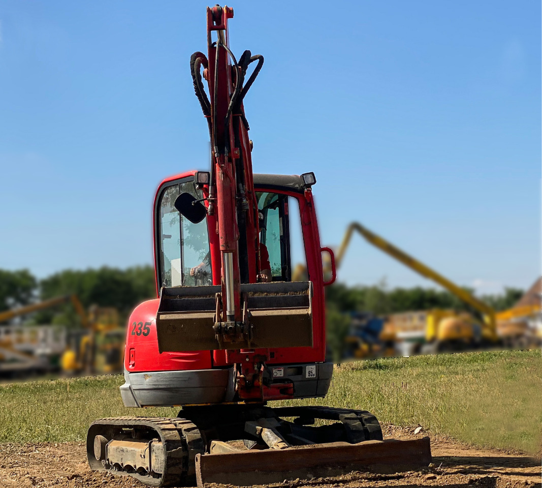 JCB - Мини багер: снимка 1 JCB - Мини багер: снимка 1