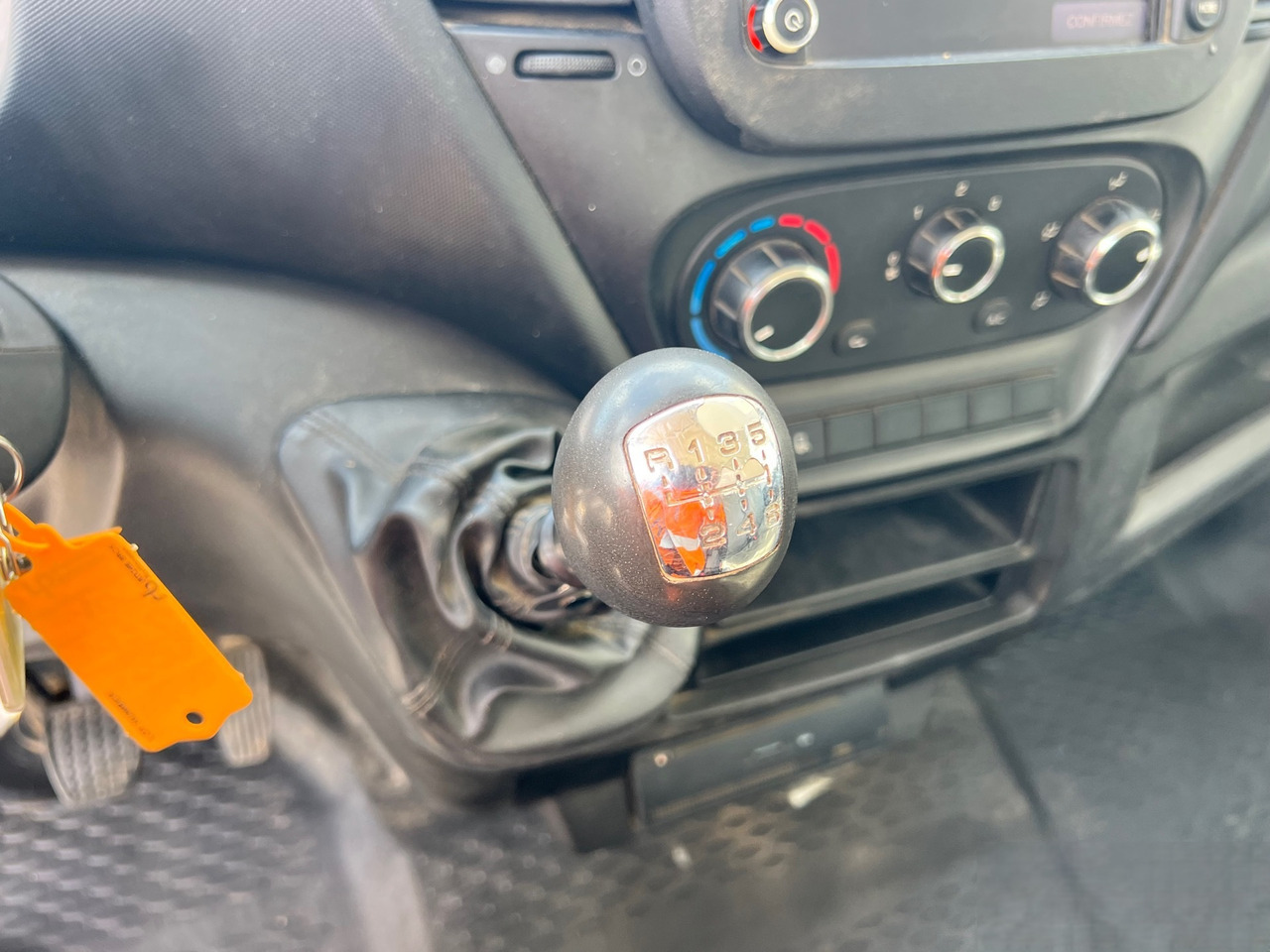 IVECO DAILY 35-130 - Бус самосвал: снимка 2 IVECO DAILY 35-130 - Бус самосвал: снимка 2