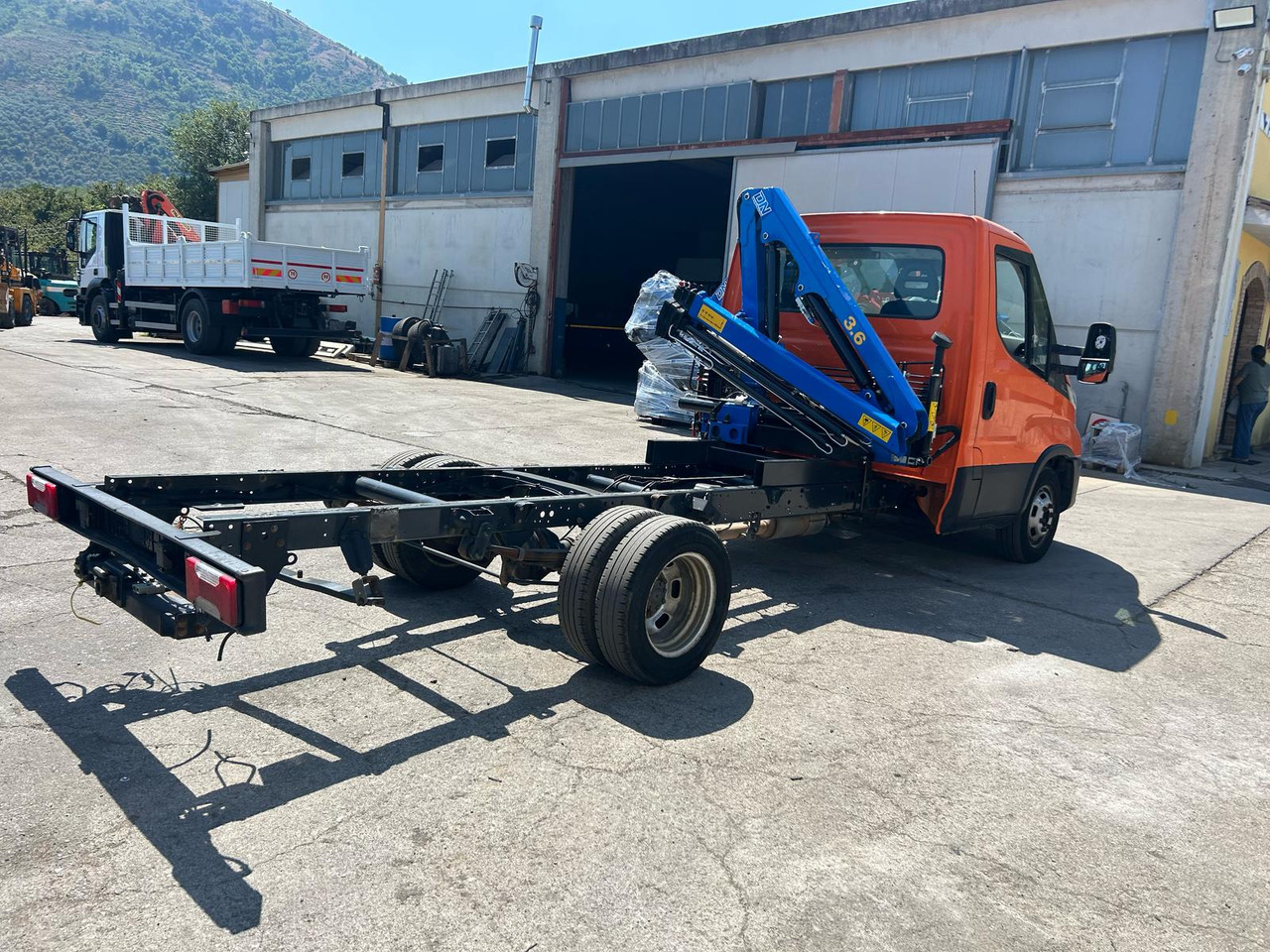 Камион с кран IVECO DAILY 35-140: снимка 12