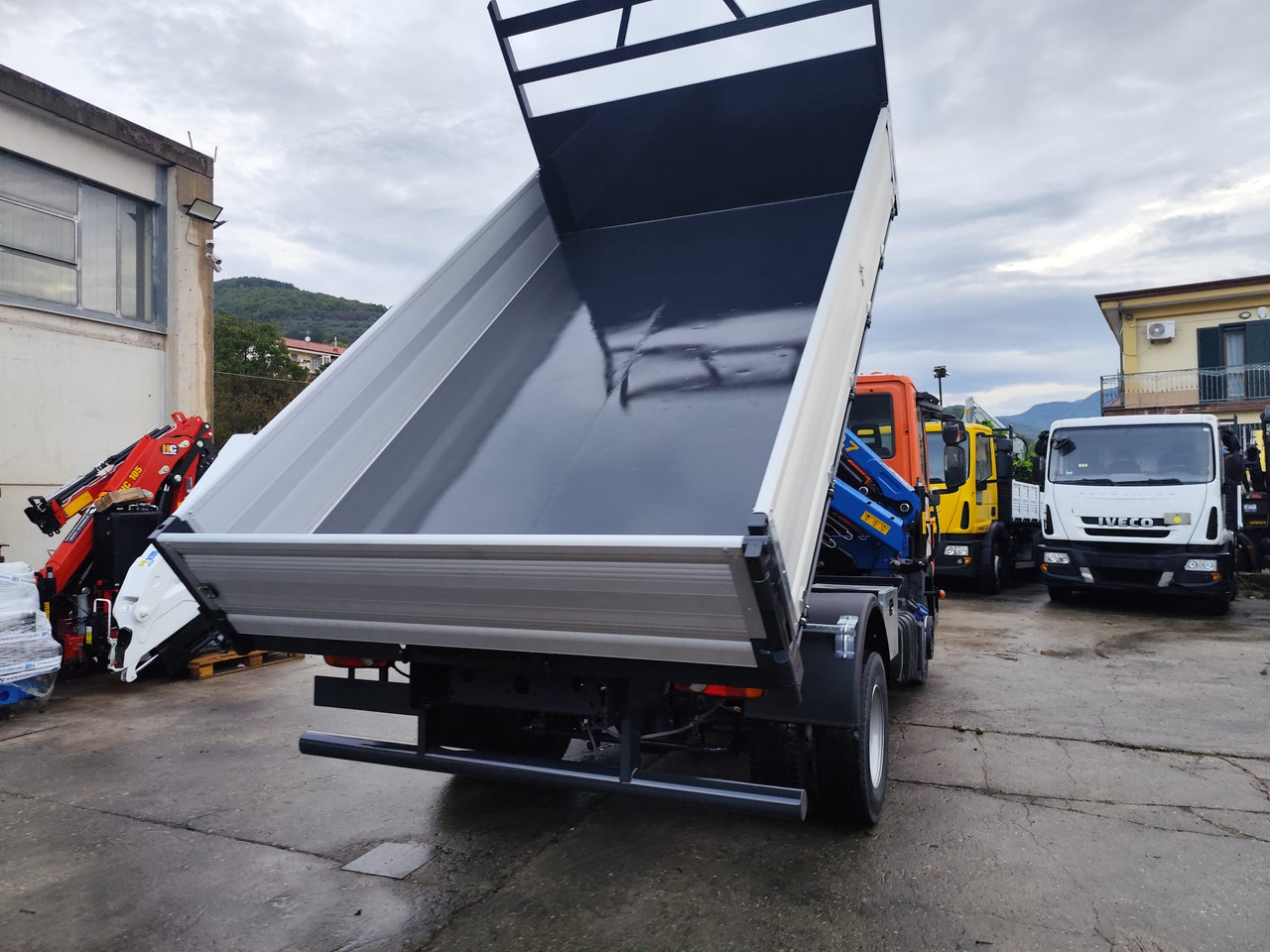 IVECO EUROCARGO 120-90L - Камион с кран: снимка 2 IVECO EUROCARGO 120-90L - Камион с кран: снимка 2