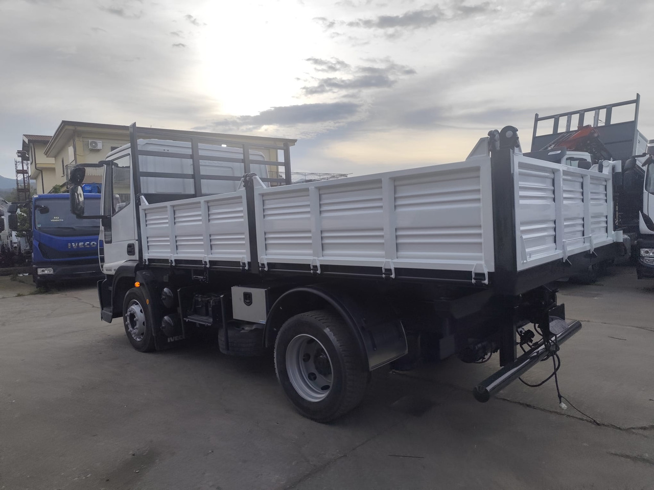 IVECO EUROCARGO 120E25 - Самосвал камион: снимка 3 IVECO EUROCARGO 120E25 - Самосвал камион: снимка 3