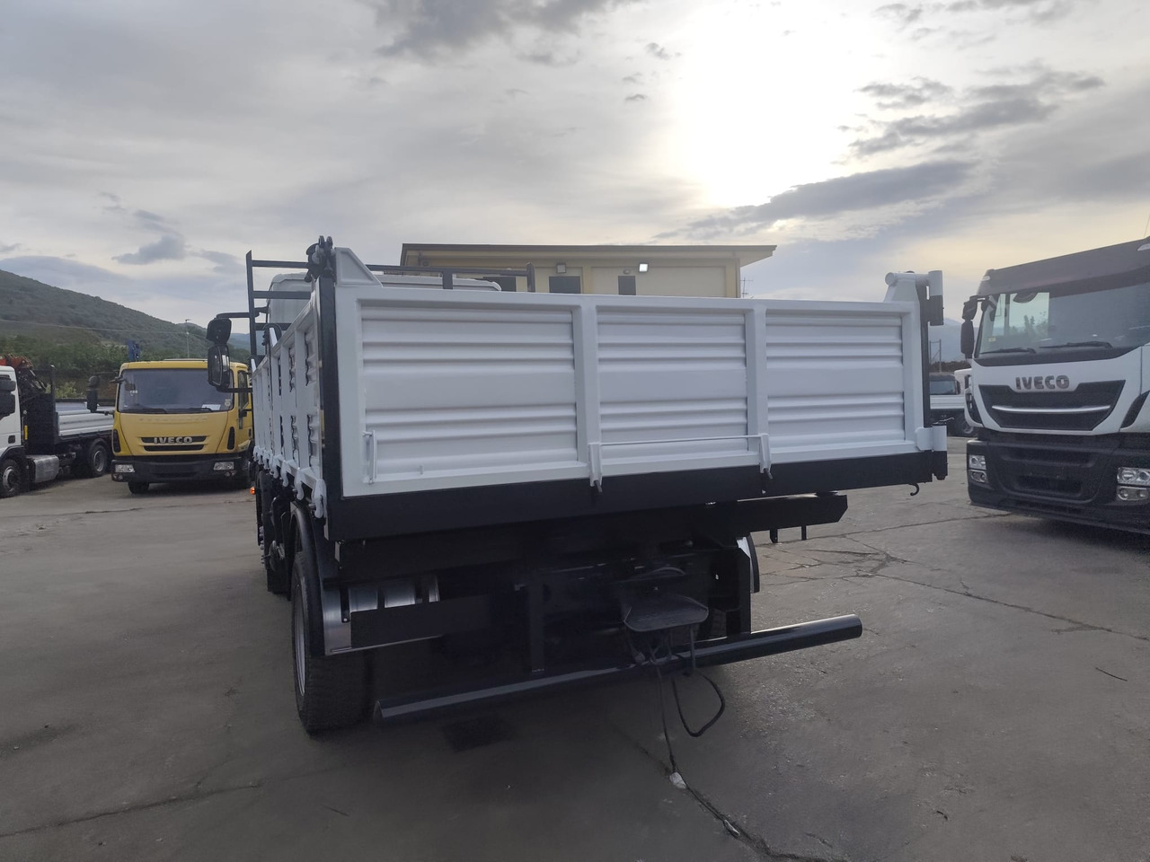 IVECO EUROCARGO 120E25 - Самосвал камион: снимка 4 IVECO EUROCARGO 120E25 - Самосвал камион: снимка 4
