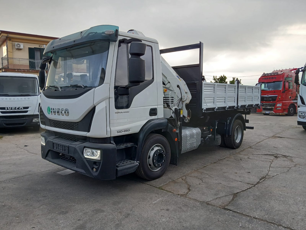 IVECO EUROCARGO 140-250 - Камион с кран: снимка 1 IVECO EUROCARGO 140-250 - Камион с кран: снимка 1
