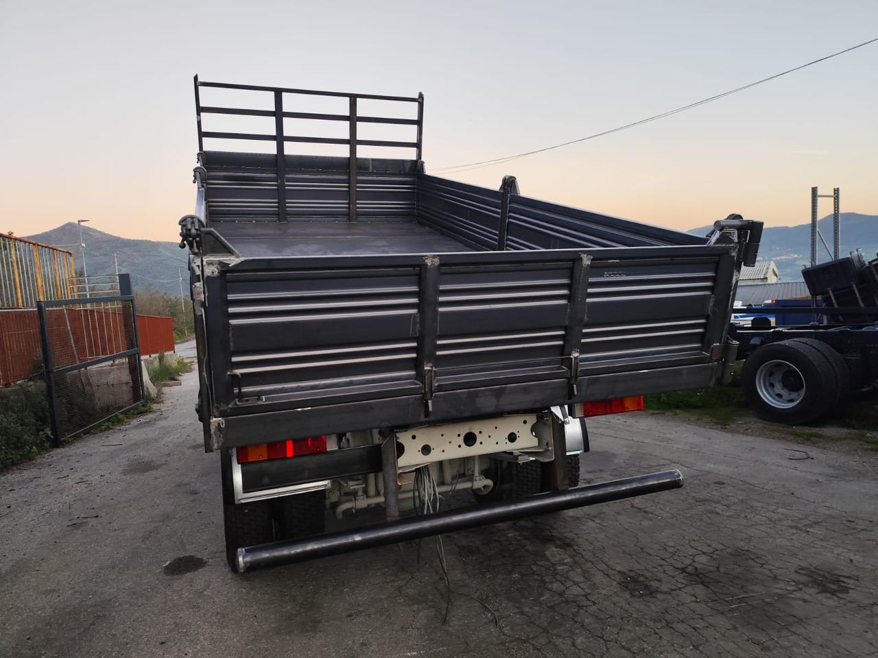 IVECO EUROCARGO 150E25 - Самосвал камион: снимка 4 IVECO EUROCARGO 150E25 - Самосвал камион: снимка 4