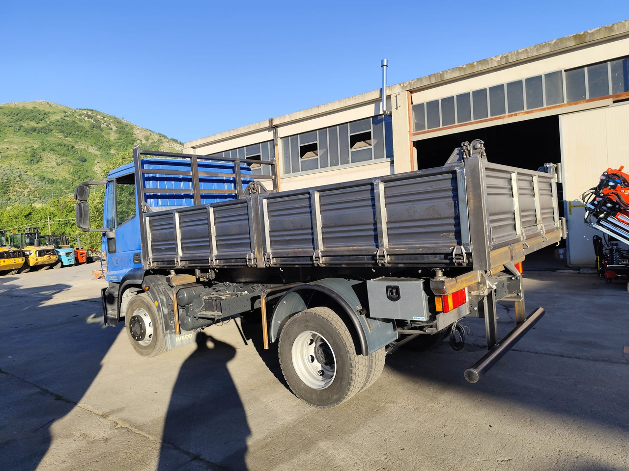 IVECO EUROCARGO 150E25 - Самосвал камион: снимка 2 IVECO EUROCARGO 150E25 - Самосвал камион: снимка 2