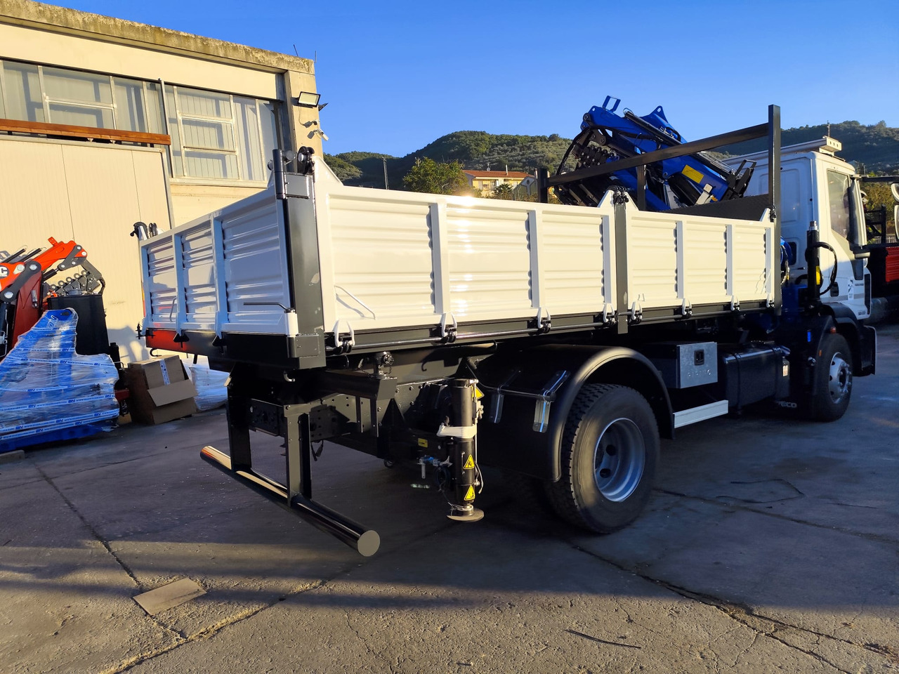 IVECO EUROCARGO 160-250 - Камион с кран, Самосвал камион: снимка 2 IVECO EUROCARGO 160-250 - Камион с кран, Самосвал камион: снимка 2