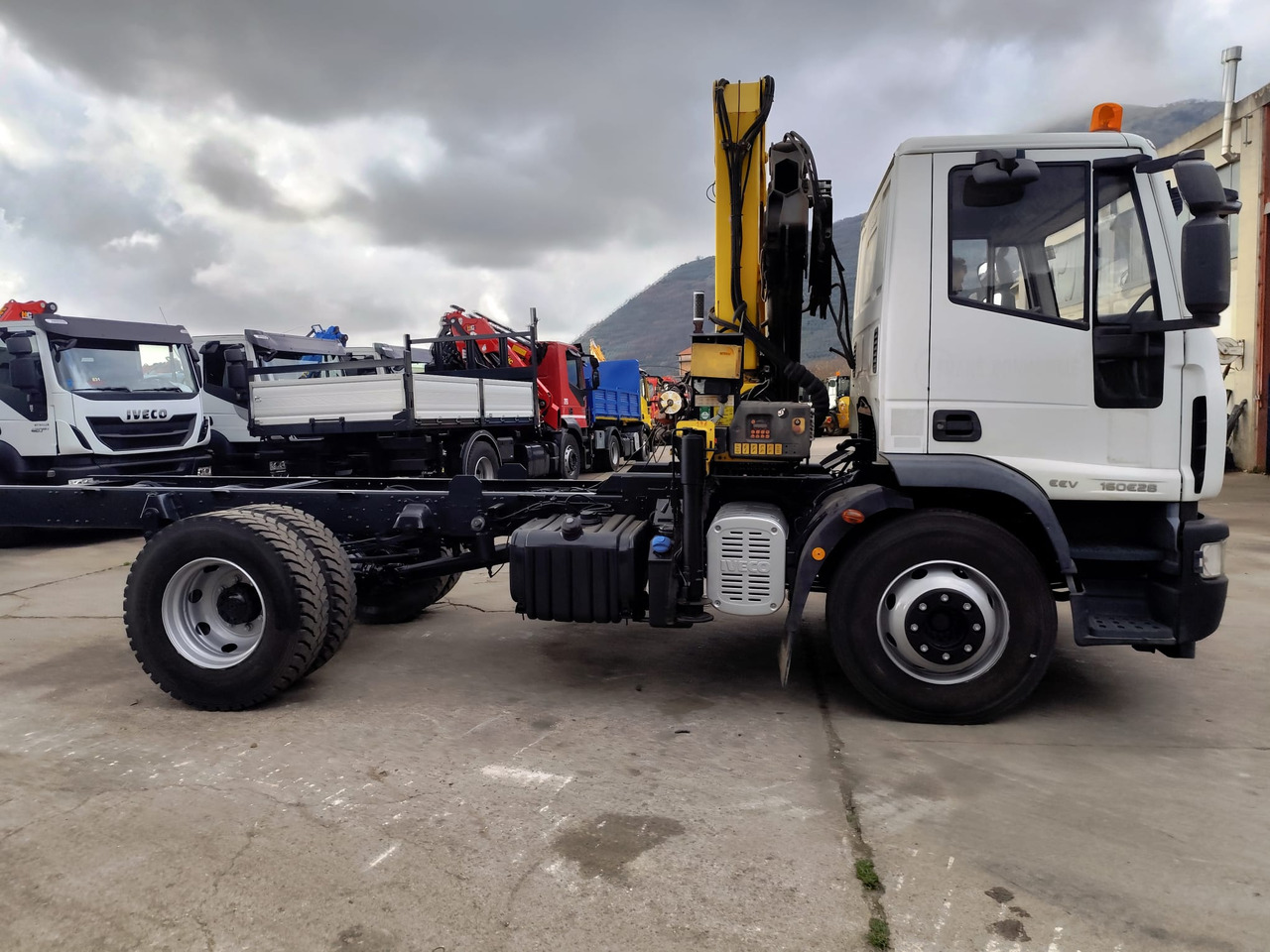 Камион с кран IVECO EUROCARGO 160E28: снимка 26