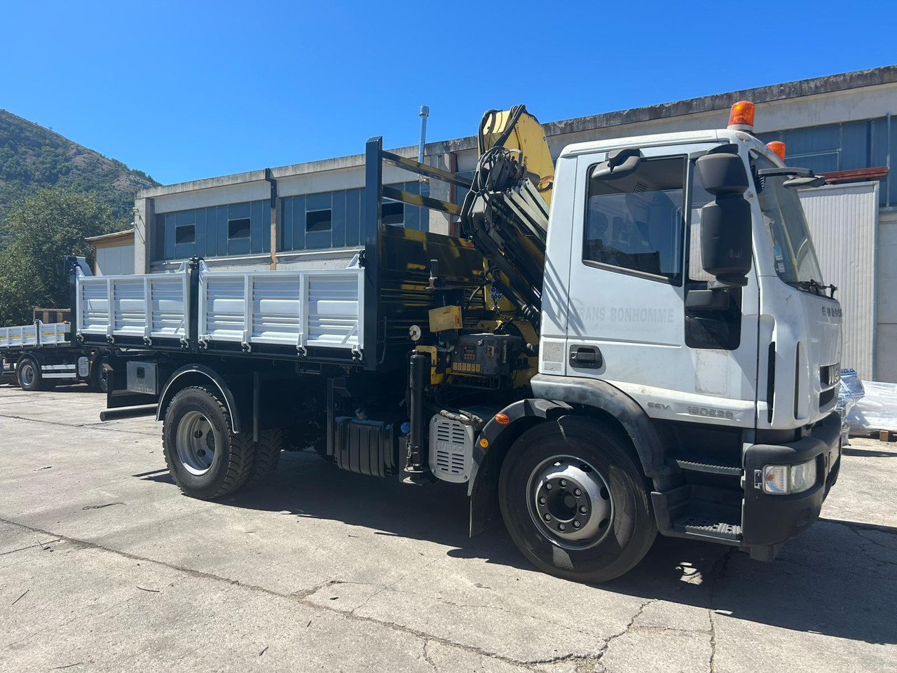 IVECO EUROCARGO 160E28 - Камион с кран, Самосвал камион: снимка 2 IVECO EUROCARGO 160E28 - Камион с кран, Самосвал камион: снимка 2