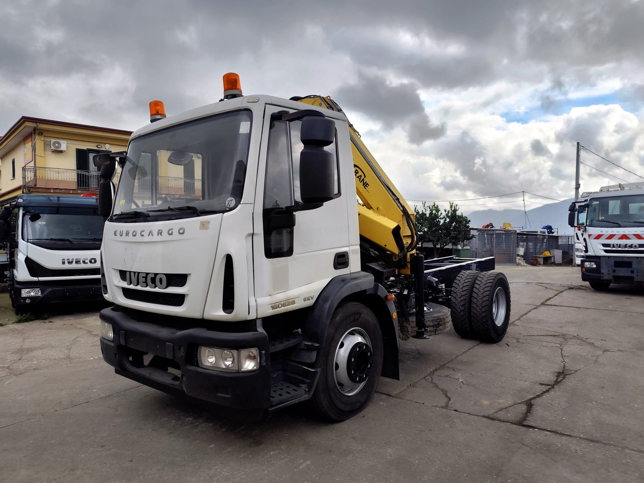 IVECO EUROCARGO 160E28 - Камион с кран: снимка 1 IVECO EUROCARGO 160E28 - Камион с кран: снимка 1
