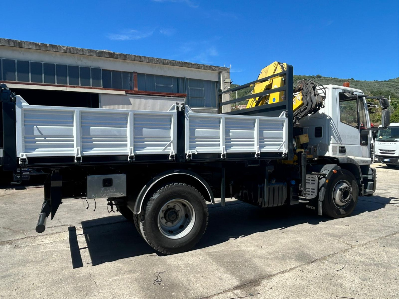 IVECO EUROCARGO 160E28 - Камион с кран, Самосвал камион: снимка 4 IVECO EUROCARGO 160E28 - Камион с кран, Самосвал камион: снимка 4