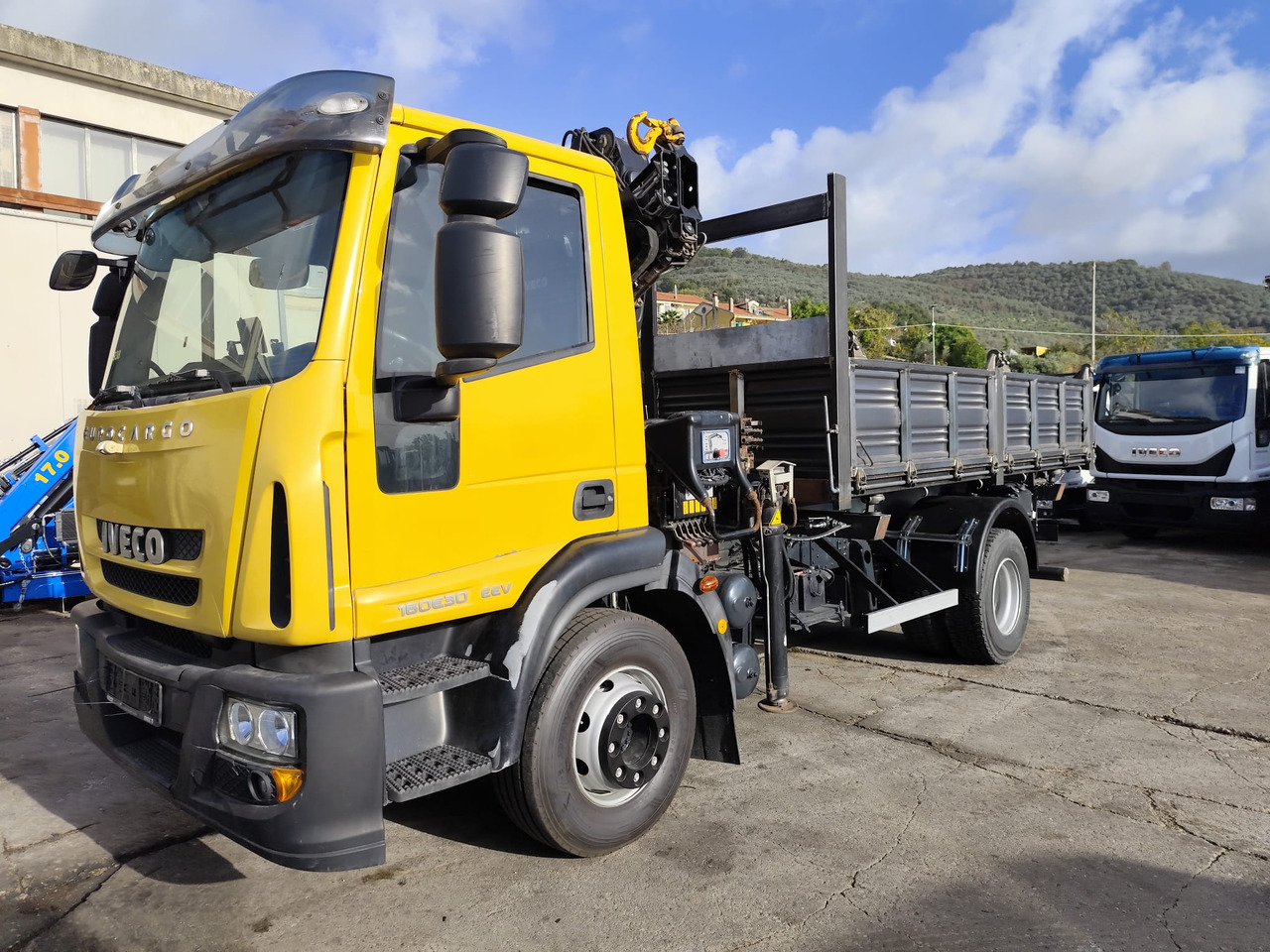 IVECO EUROCARGO 160E30 - Камион с кран: снимка 1 IVECO EUROCARGO 160E30 - Камион с кран: снимка 1