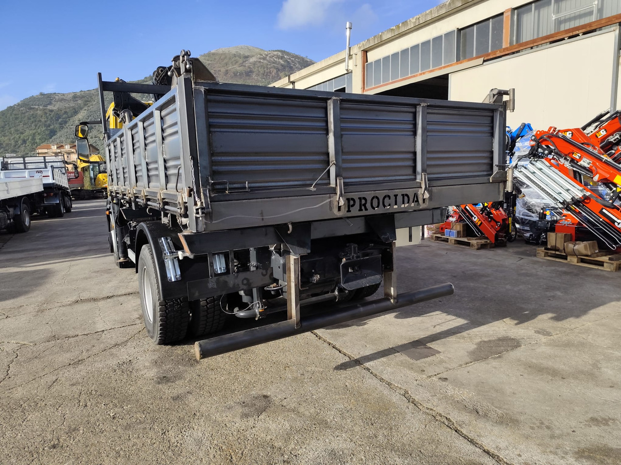 IVECO EUROCARGO 160E30 - Камион с кран: снимка 2 IVECO EUROCARGO 160E30 - Камион с кран: снимка 2