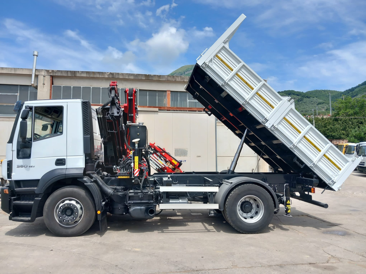 Interior photo 1: Камион с кран, Самосвал камион IVECO STRALIS AD 190S36 Interior photo 1: Камион с кран, Самосвал камион IVECO STRALIS AD 190S36
