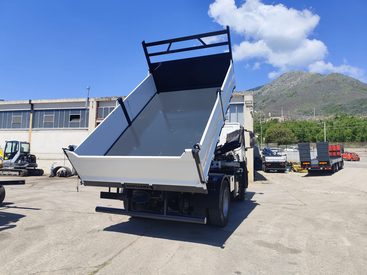 Камион с кран, Самосвал камион IVECO STRALIS CUBE 190S33: снимка 9