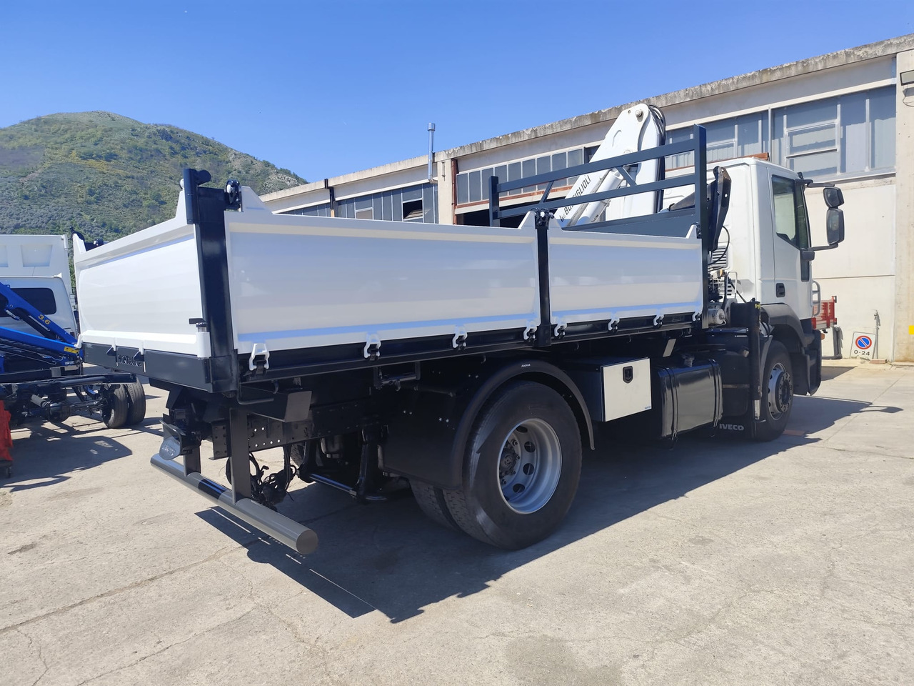 Камион с кран, Самосвал камион IVECO STRALIS CUBE 190S33: снимка 35