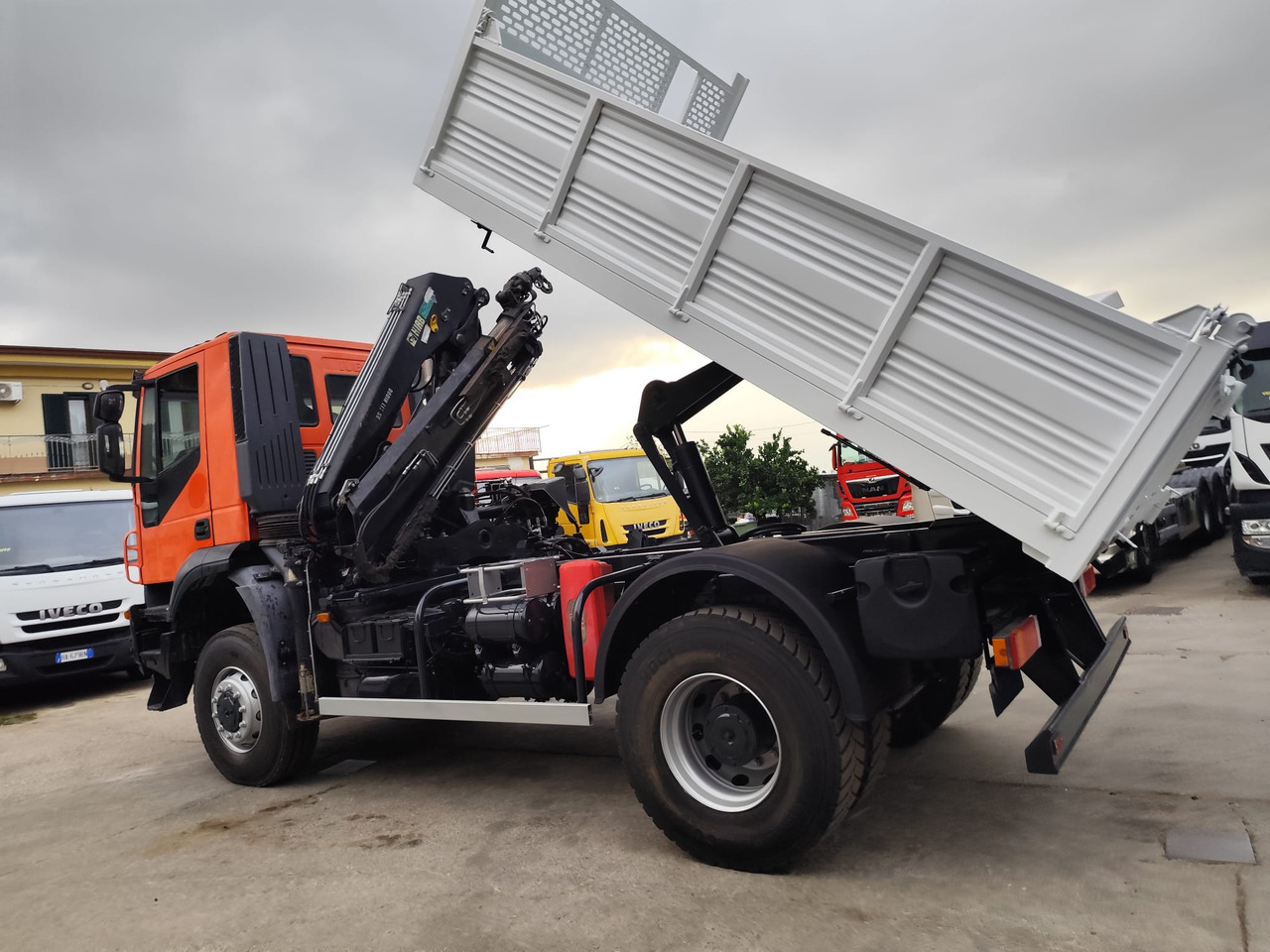 IVECO TRAKKER 190T36 - Камион с кран, Самосвал камион: снимка 4 IVECO TRAKKER 190T36 - Камион с кран, Самосвал камион: снимка 4