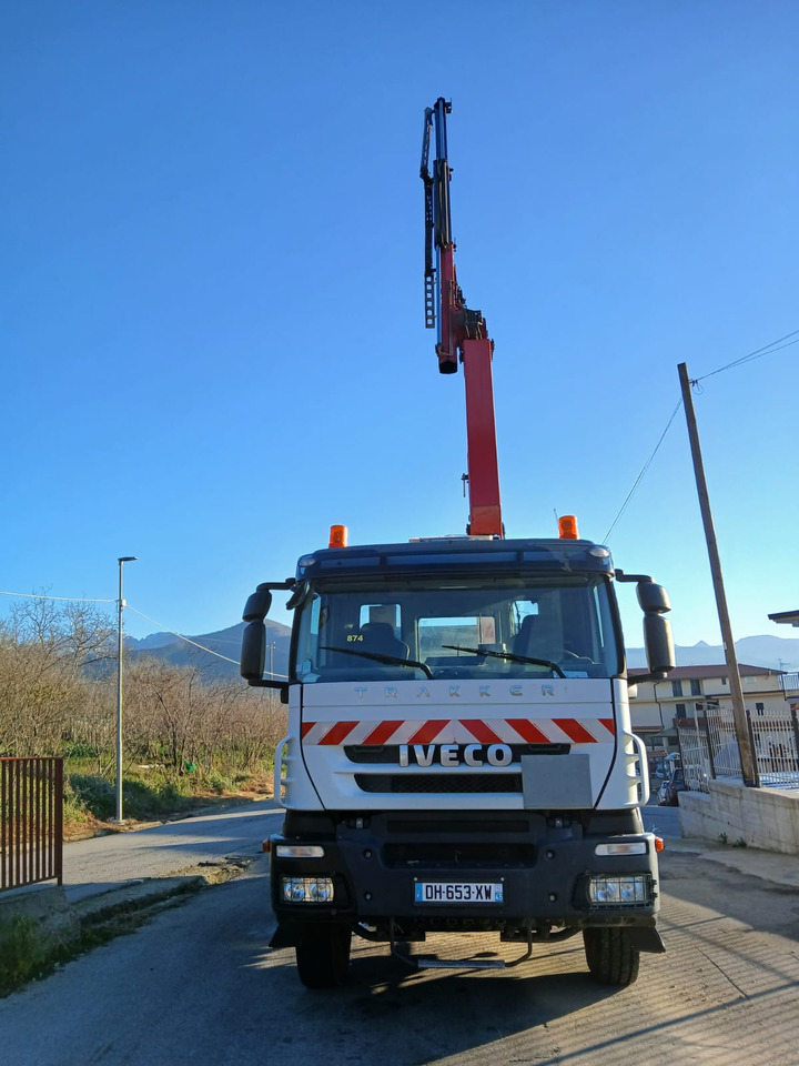 Камион с кран IVECO TRAKKER 260T36: снимка 32