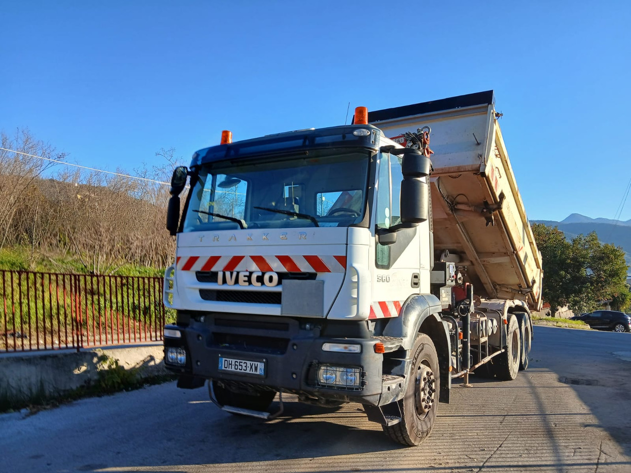 Камион с кран IVECO TRAKKER 260T36: снимка 42