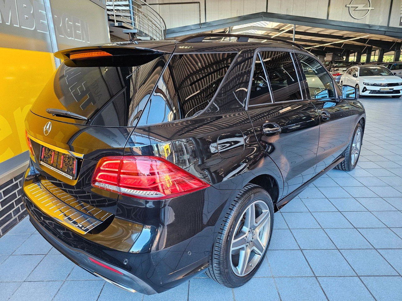 Mercedes-Benz GLE 350 d 4Matic AMG Line - Джип: снимка 2 Mercedes-Benz GLE 350 d 4Matic AMG Line - Джип: снимка 2