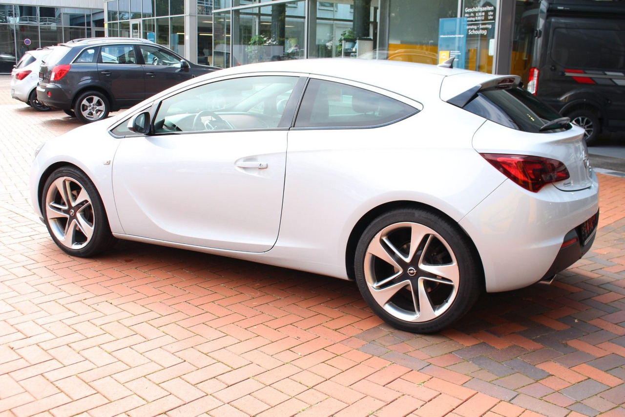 Opel Astra J GTC Innovation - Лек автомобил: снимка 2 Opel Astra J GTC Innovation - Лек автомобил: снимка 2
