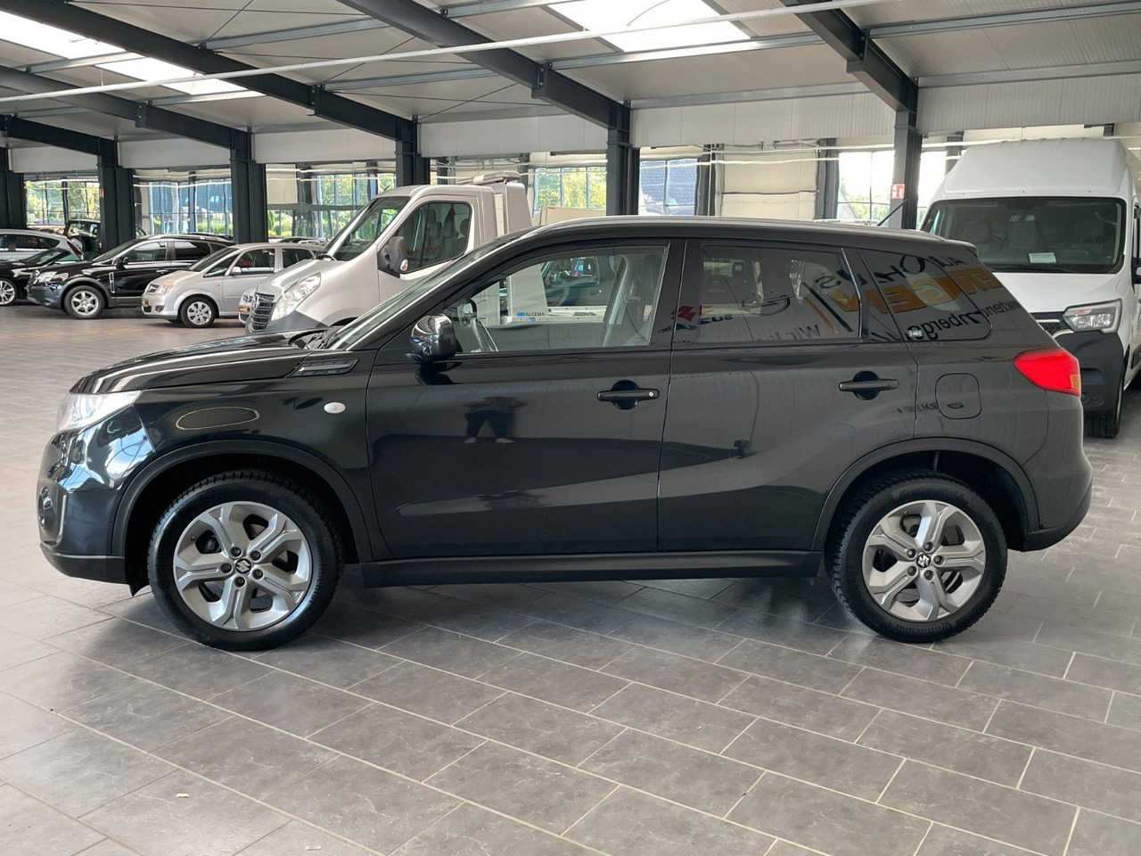 Suzuki Vitara 1.6 Comfort 4x2 AHK Allwetterreifen - Джип: снимка 4 Suzuki Vitara 1.6 Comfort 4x2 AHK Allwetterreifen - Джип: снимка 4