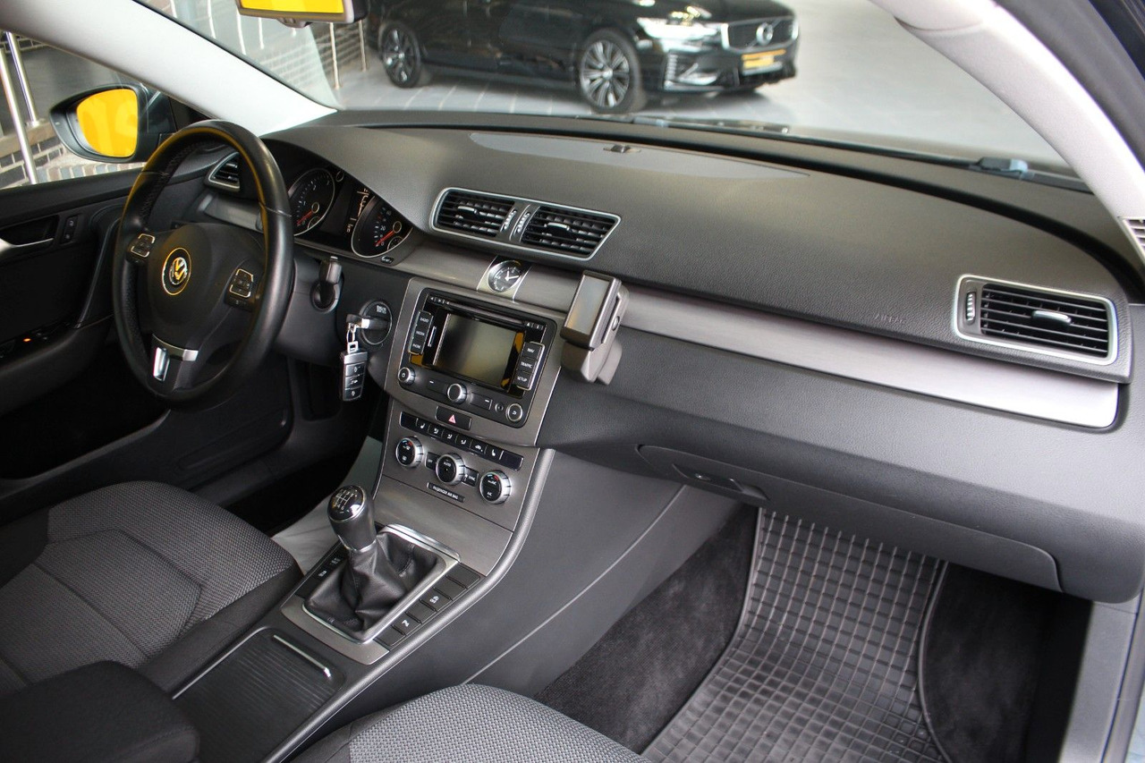 Volkswagen Passat Comfortline BlueMotion Navi PDC - Седан: снимка 5 Volkswagen Passat Comfortline BlueMotion Navi PDC - Седан: снимка 5