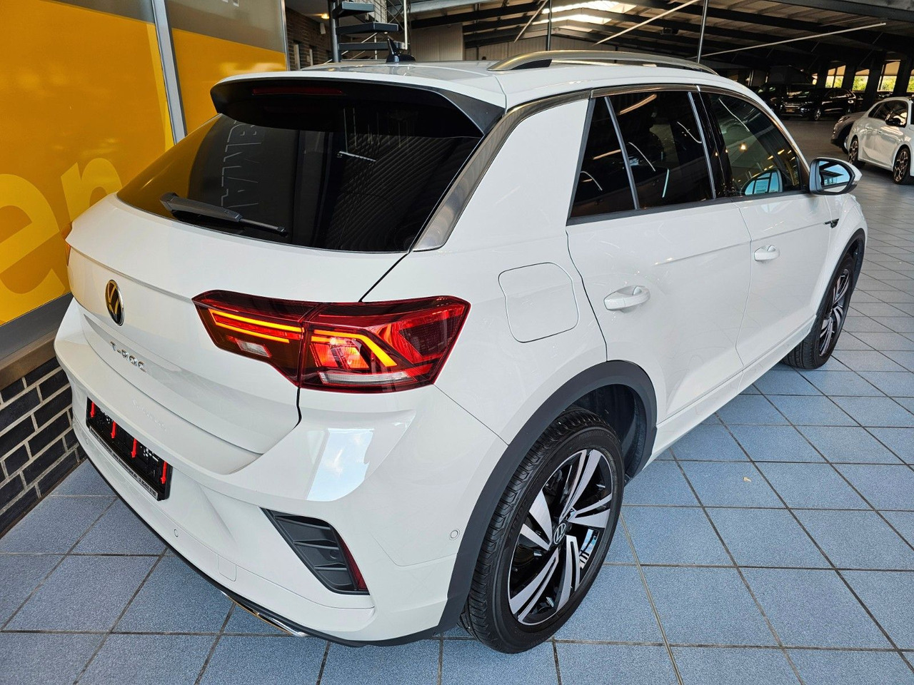 Volkswagen T-Roc R-Line eHeckklappe SHZ LED - Джип: снимка 4 Volkswagen T-Roc R-Line eHeckklappe SHZ LED - Джип: снимка 4