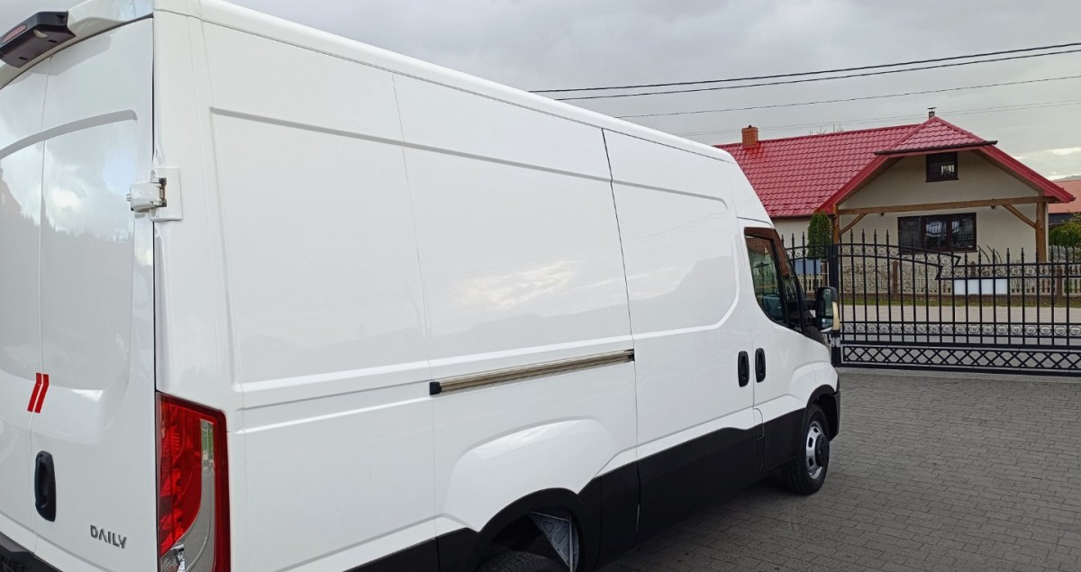 Товарен бус Iveco Daily 35C13 Blaszak L3H2 na bliźniakach VAT 23: снимка 12