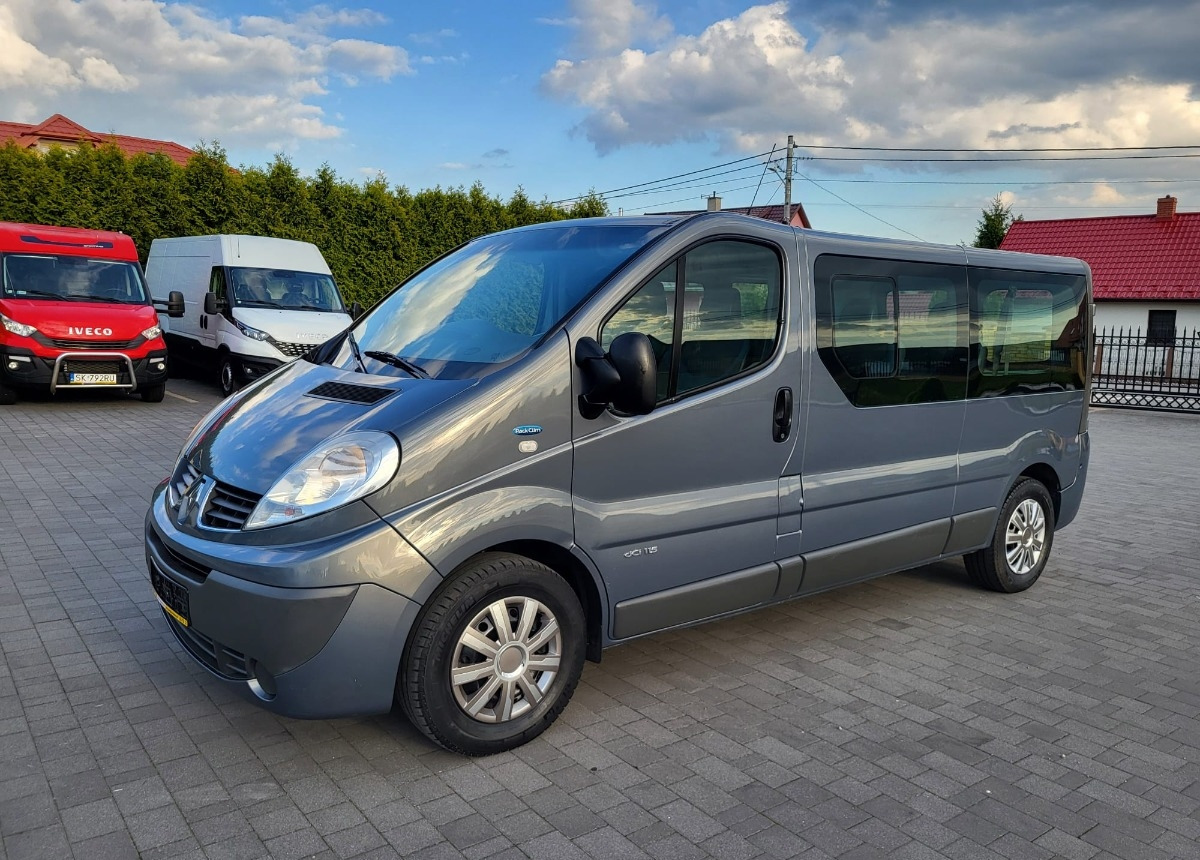 Renault Trafic 9 -osobowy Salon Polska I właściciel Bezwypadkowy Lakier - Микробус, Пътнически бус: снимка 4 Renault Trafic 9 -osobowy Salon Polska I właściciel Bezwypadkowy Lakier - Микробус, Пътнически бус: снимка 4
