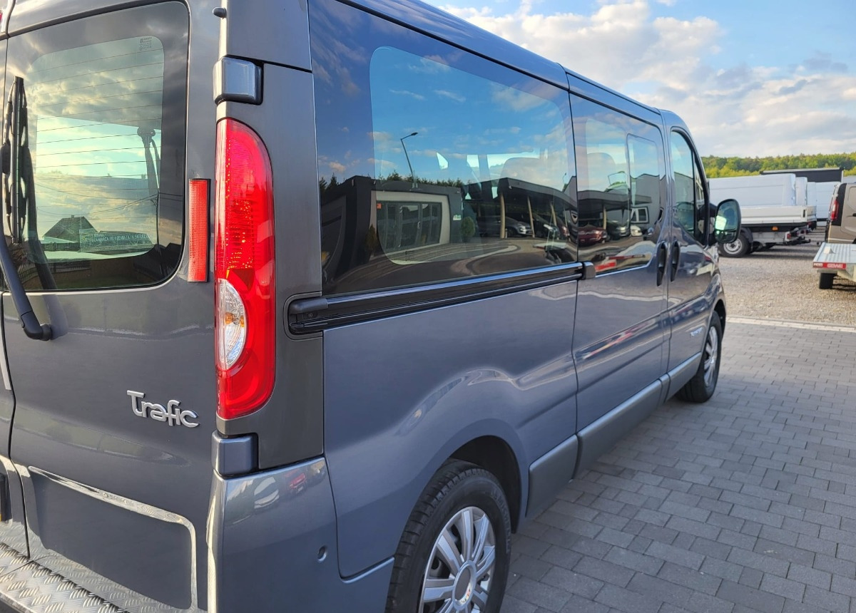 Renault Trafic 9 -osobowy Salon Polska I właściciel Bezwypadkowy Lakier - Микробус, Пътнически бус: снимка 3 Renault Trafic 9 -osobowy Salon Polska I właściciel Bezwypadkowy Lakier - Микробус, Пътнически бус: снимка 3