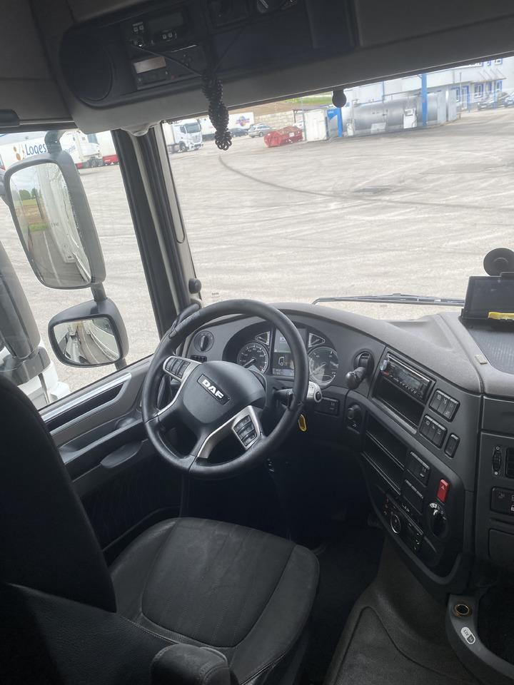 Interior photo 1: Влекач DAF H4EN3