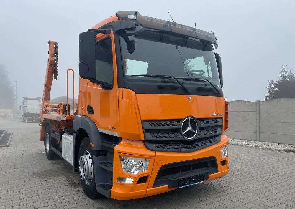 Mercedes-Benz ANTOS 1833 BRAMOWIEC, MILLER - Мултилифт за контейнери камион: снимка 3 Mercedes-Benz ANTOS 1833 BRAMOWIEC, MILLER - Мултилифт за контейнери камион: снимка 3