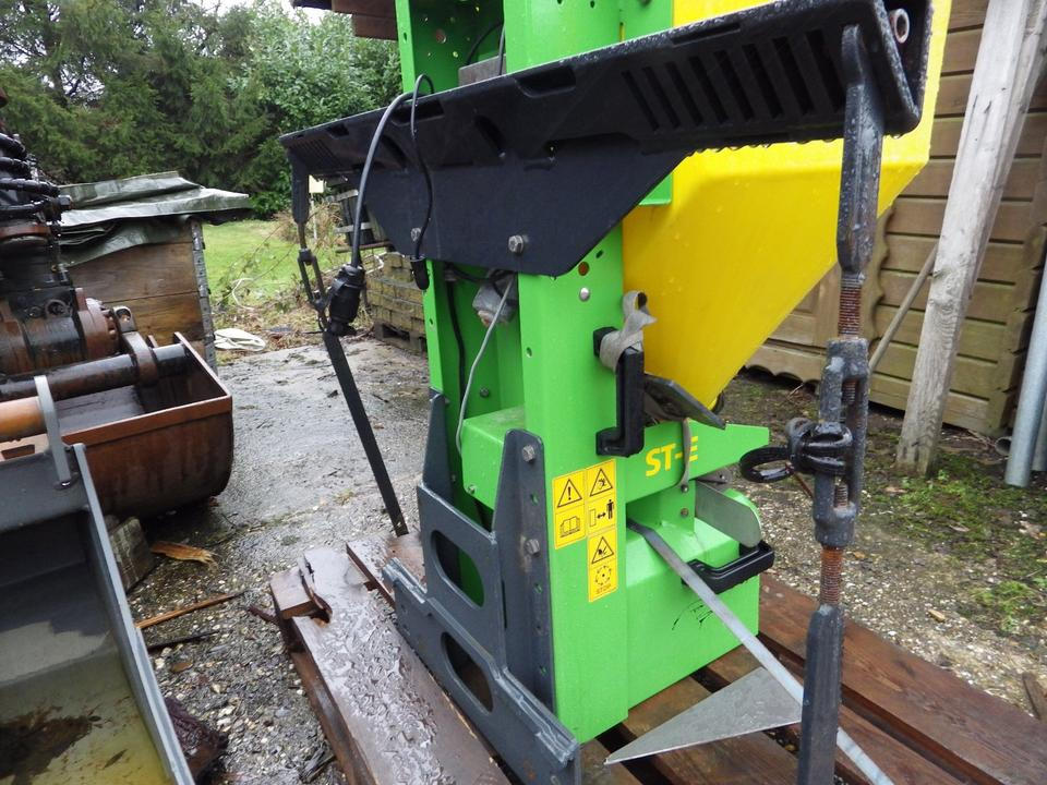 ADLER Salzstreuer STE120 elektrischer Streuer ohne Steuerung - Машина за разпръскване на сол/ Пясък: снимка 4 ADLER Salzstreuer STE120 elektrischer Streuer ohne Steuerung - Машина за разпръскване на сол/ Пясък: снимка 4