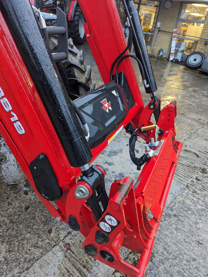 Трактор 2022 Massey Ferguson 5712M c/w Loader, As New: снимка 7