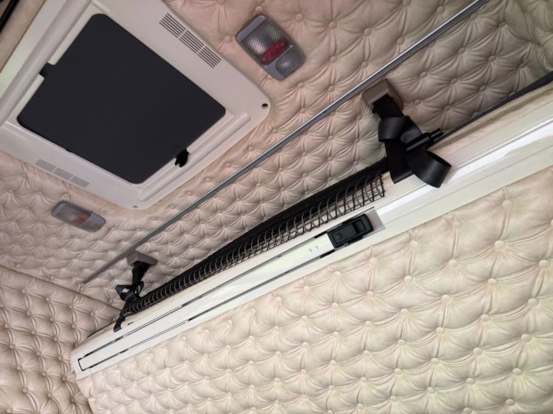 Влекач Scania R560 V8 Manual-Retarder-6x2 TOP NL TRUCK: снимка 16 Влекач Scania R560 V8 Manual-Retarder-6x2 TOP NL TRUCK: снимка 16