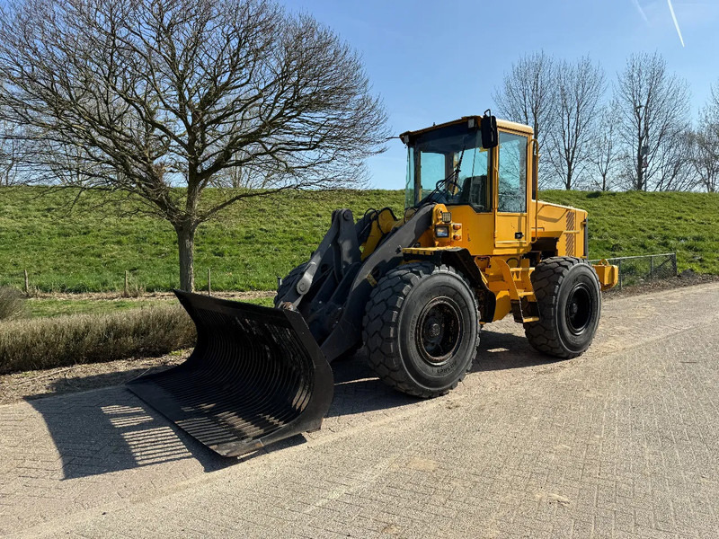 Volvo L70D - Колесен товарач: снимка 1 Volvo L70D - Колесен товарач: снимка 1