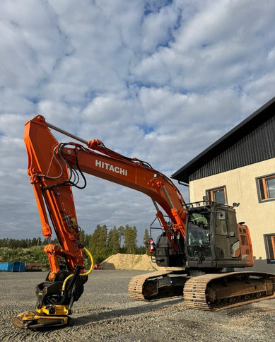 HitachiZX225USLC-7 + Engcon - Верижен багер: снимка 1 HitachiZX225USLC-7 + Engcon - Верижен багер: снимка 1