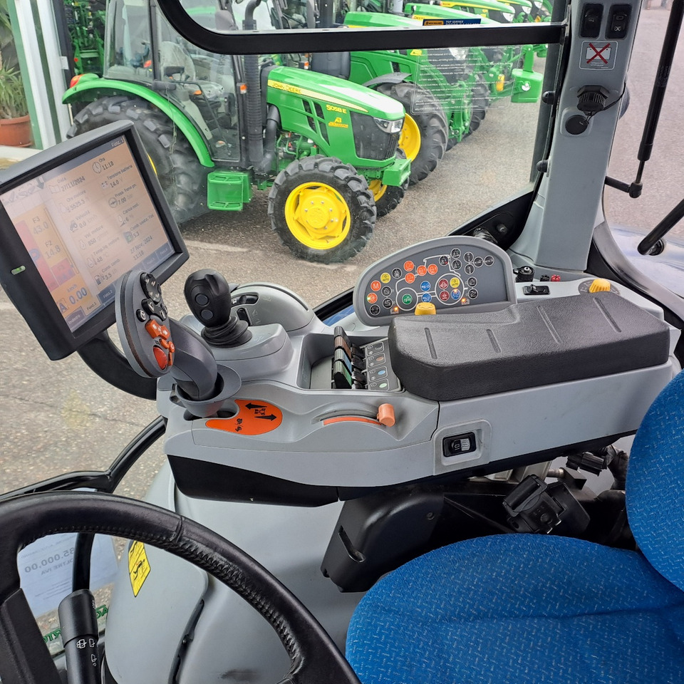 NEW HOLLAND T7.270 BLUEPOWER - Трактор: снимка 4 NEW HOLLAND T7.270 BLUEPOWER - Трактор: снимка 4