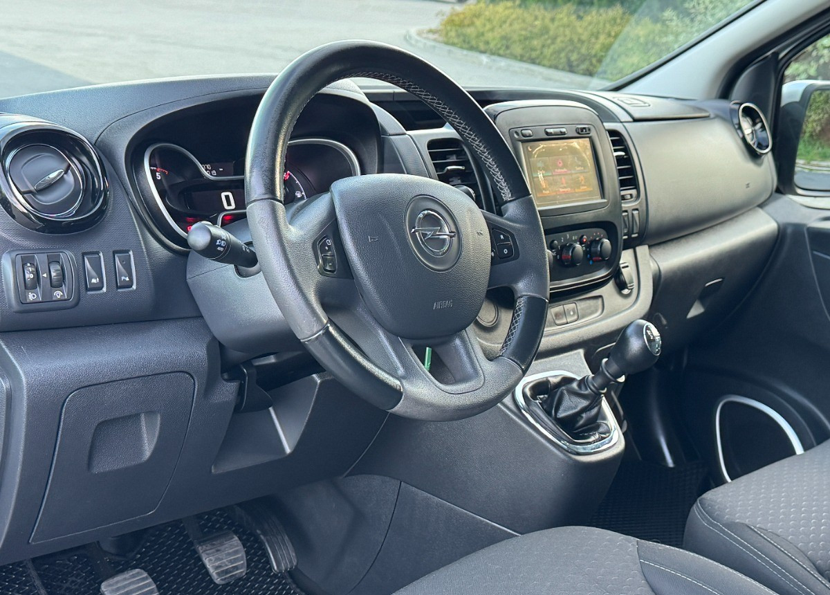 Opel Vivaro 1.6 DCI 145KM 9 osobowy Nawiewy góra dół DOINWESTOWANY Super stan - Комби: снимка 5 Opel Vivaro 1.6 DCI 145KM 9 osobowy Nawiewy góra dół DOINWESTOWANY Super stan - Комби: снимка 5