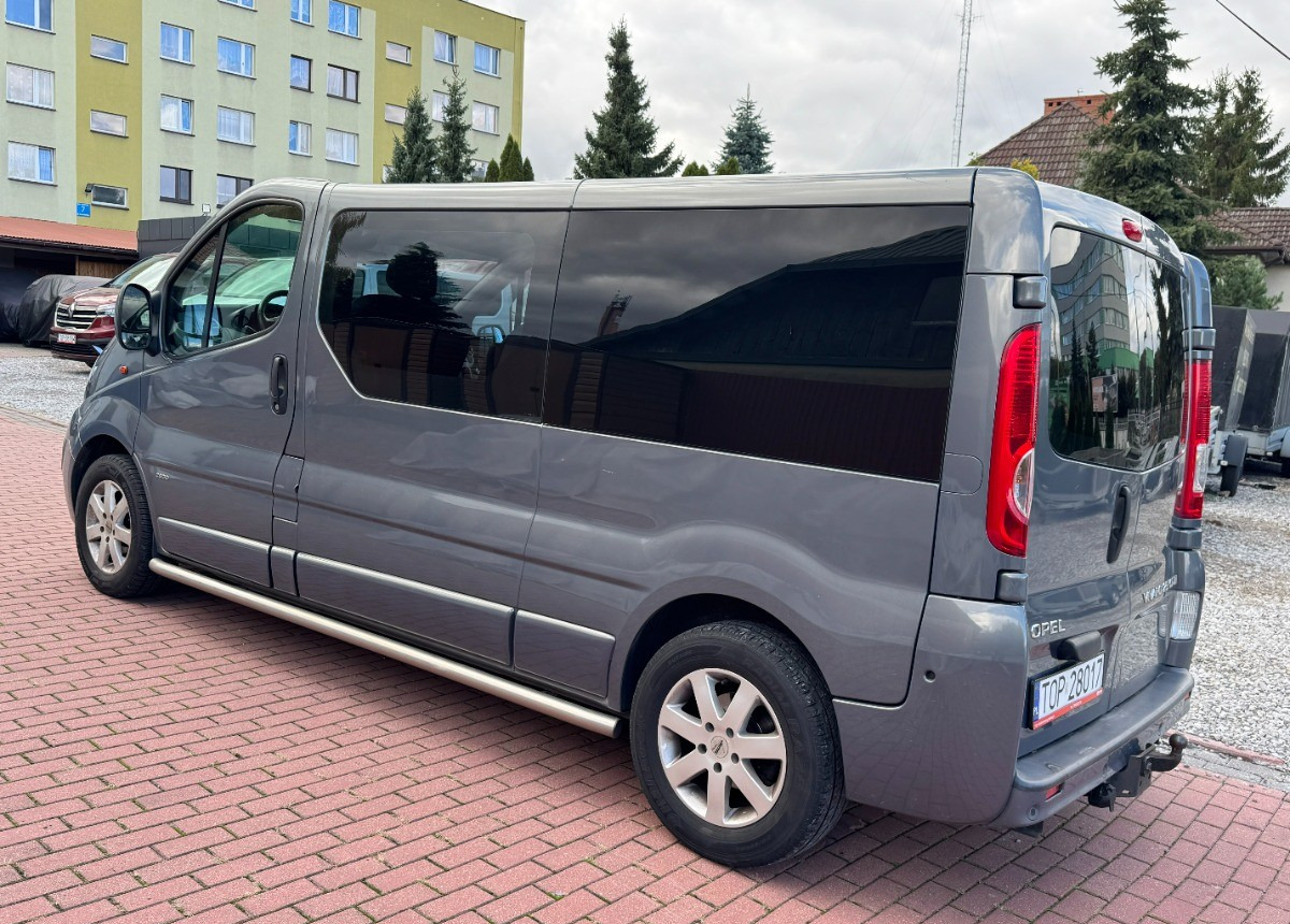 Opel Vivaro LONG 2.5 150KM Brygadówka Brygada Bezwypadkowy Super Stan FV23 - Бус с двойна кабина: снимка 4 Opel Vivaro LONG 2.5 150KM Brygadówka Brygada Bezwypadkowy Super Stan FV23 - Бус с двойна кабина: снимка 4