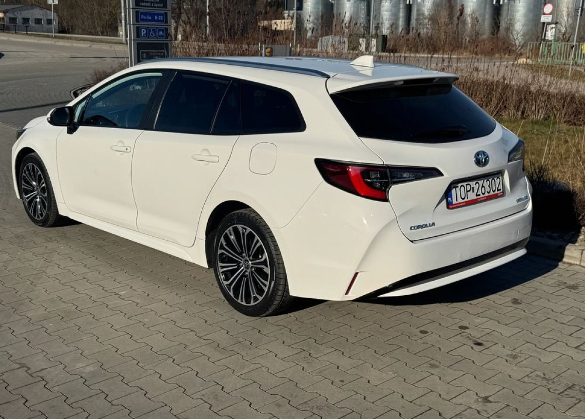 Toyota Corolla 1.8 Hybrid Active Niski przebieg LED FV23 W SUPER STANIE - Комби: снимка 4 Toyota Corolla 1.8 Hybrid Active Niski przebieg LED FV23 W SUPER STANIE - Комби: снимка 4