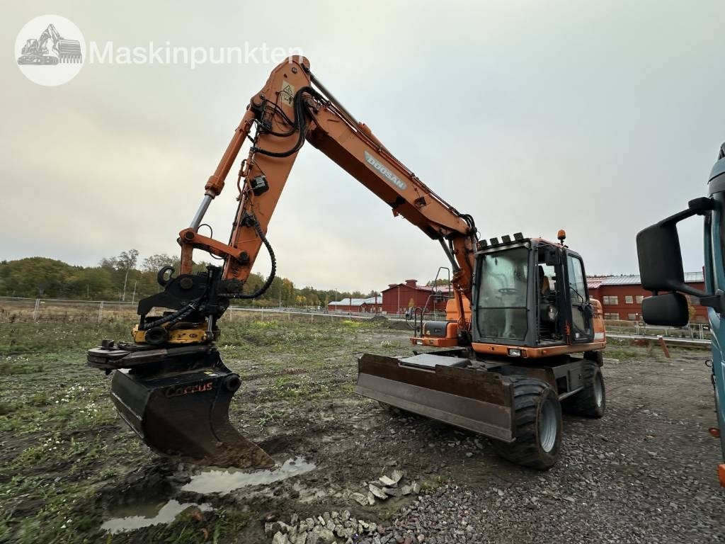 Doosan DX 140 W med vagn och redskap - Колесен багер: снимка 1 Doosan DX 140 W med vagn och redskap - Колесен багер: снимка 1