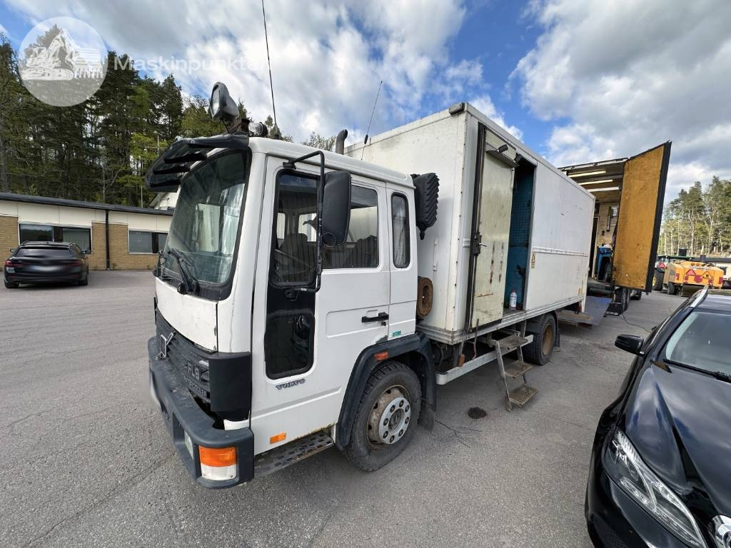 Volvo FL 610 Verkstadsinredd - Камион фургон: снимка 1 Volvo FL 610 Verkstadsinredd - Камион фургон: снимка 1